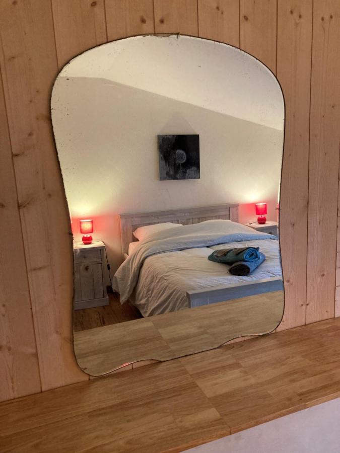 Le Au Bord De La Foret